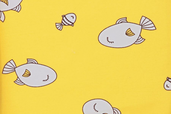 Интерлок с рисунком - рыбки на желтом - фото №3